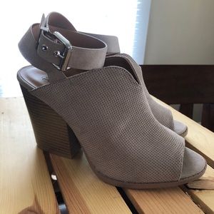 NEW UNWORN - Taupe Heeled Sandals - Size 7.5